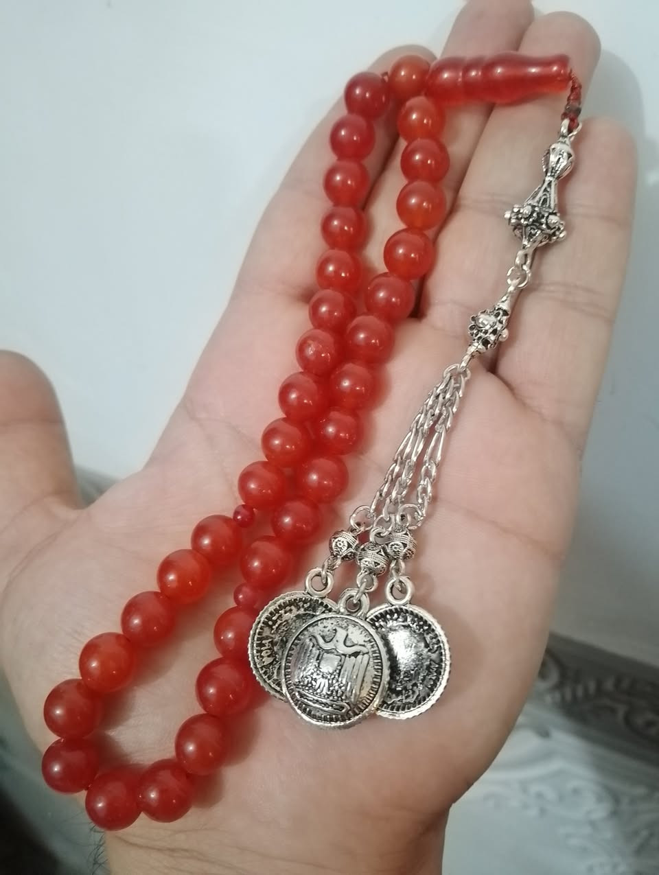 مسبحه عقيق هندي احمر ثلث شبابي بسعر 20 الف واصل  داخل بغداد وللمحافظات ***********
