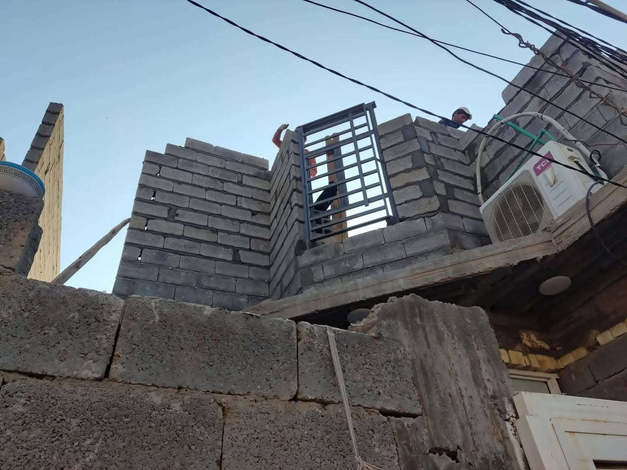 كادر عمل متكامل من خلفات وعمال بناء انجاز سريع جدا استلم بيتك بأسرع وقت يتكون الكادر من أربع خلفات بناء البلوك والطابوق للاتصال ***********
