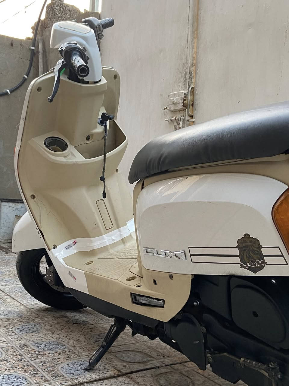 السلام عليكم للبيع ماكس بوليس كابريتر صالنصه اف ام داخل كريمي دراجه جديده بيهه نقص قبغ بانزين دراجه كلهه شغاله سلف هندر لايت بكلايت مكينتهه ممفتوحه دراجه حلوه كلش السعر450 وبيهه مجال مكاني ديالى الخالص هبهب رقمي ***********
