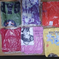 ، هذني جان والدي مفتح بيها و عزلنا القطع المغلفة مغسولة و مرتبة عددهن ...