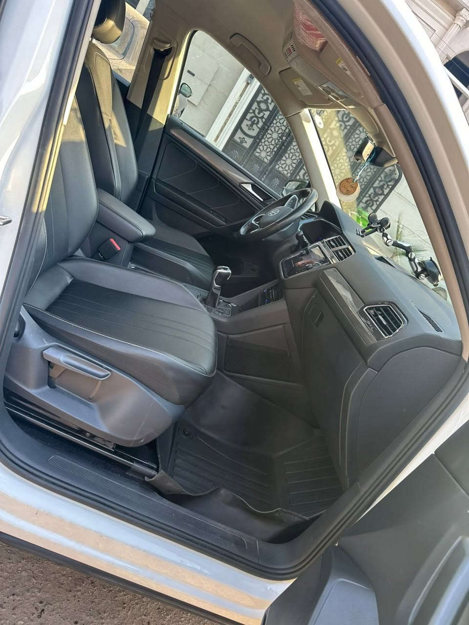 سلام عليكم للبيع او مراوس عندي 
فكس واكن تيكوان
موديل 2022
رقم اربيل بسمي
لون ابيض
حادث بسيط
فئة SE
مواصفات معروفه
تجي فول عدا الفتحه والفور ويل
مكينه 2000تيربو
كشن جلد سبعه راكب
كشن المامي كهرباء وتدفئه بل كشن امامي
وبعد هوايه بيه مواصفات
مكان السياره بغداد
الغزاليه او العامريه
سعر السياره رقم الشاصي مع الصور
***********
