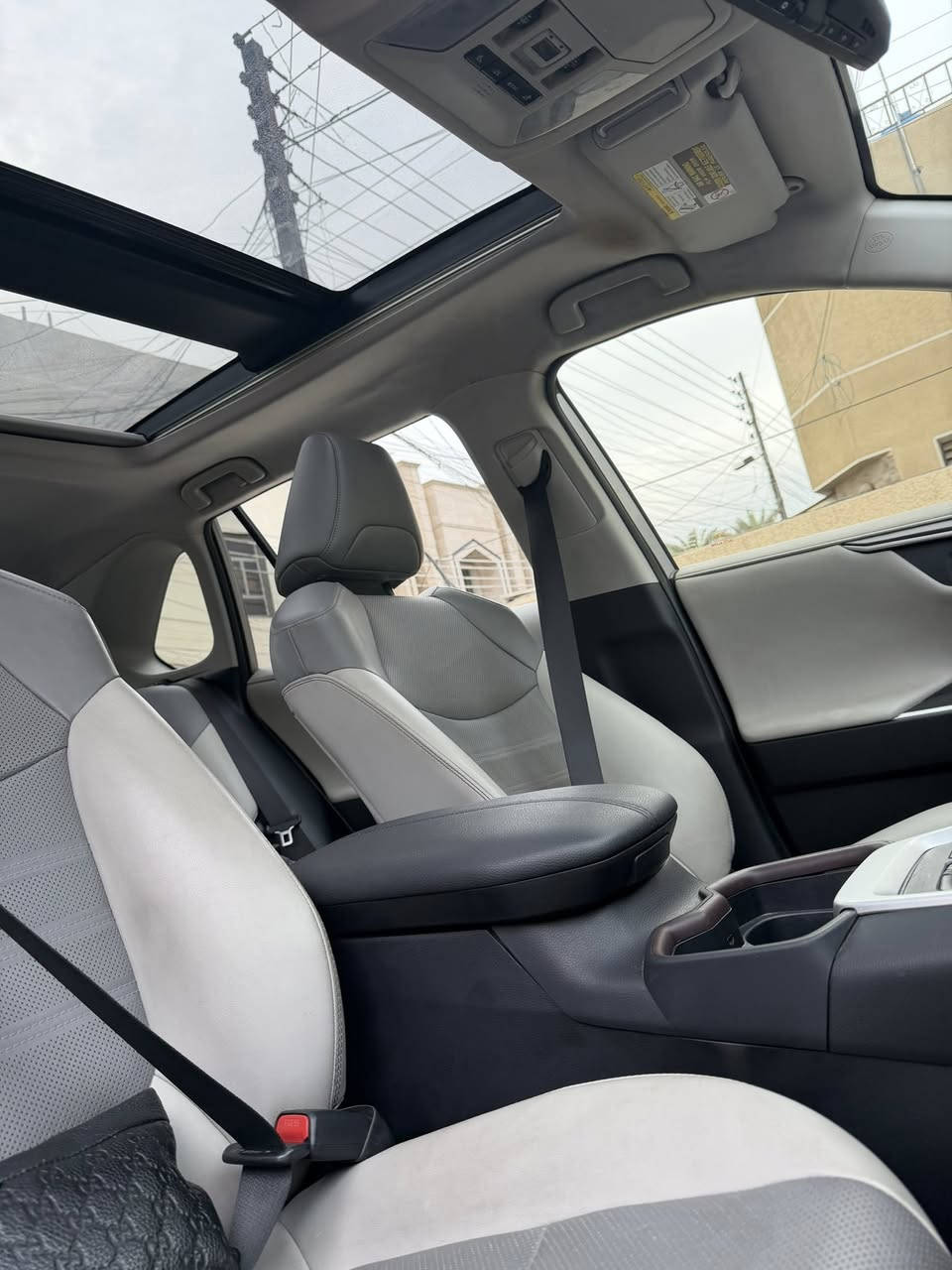 سلام عليكم 
موديل ٢٠٢٠
راف فور للبيع او مراوس
فول١/١ فئة  لميتد
ماشية ٢١m
صبغ قطعتين جاملغ +بنيد
خمس كامرات  
تدفئة تبريد مقاعد
خمس بصمات
ويل كب كروم 
بانوراما  
جلد لونين بلادي
جنطة كهرباء
شاحن لاسلكي
ا
***********
