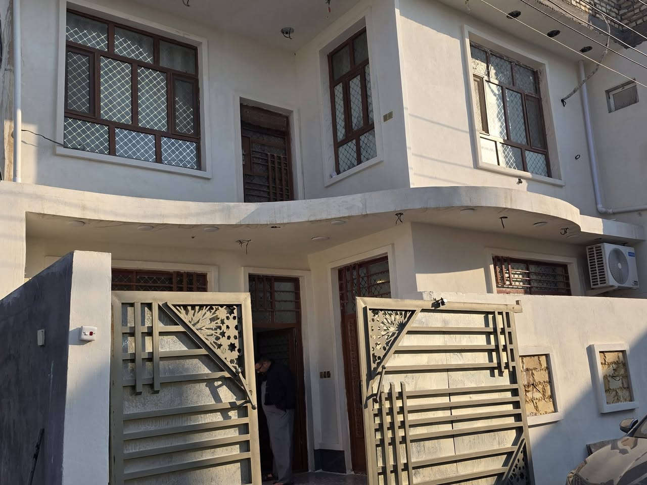 السلام عليكم ورحمة الله وبركاته 
دار للبيع المساحه 150م.طابقين    واجهه 11نص نزال 15م يحتوي الدار على 4غرف منام مع سويتات لكل غرفه وهول وصاله 7×5 ومطبخ  وصحيات داخليه وخارجيه #
العنوان التاجي الشيخ حمد نزلت مصطوصف الشيخ حمد 
للاستفسار الاتصال على الارقام الاتيه كورك ***********واتساب 
اسيا ***********
