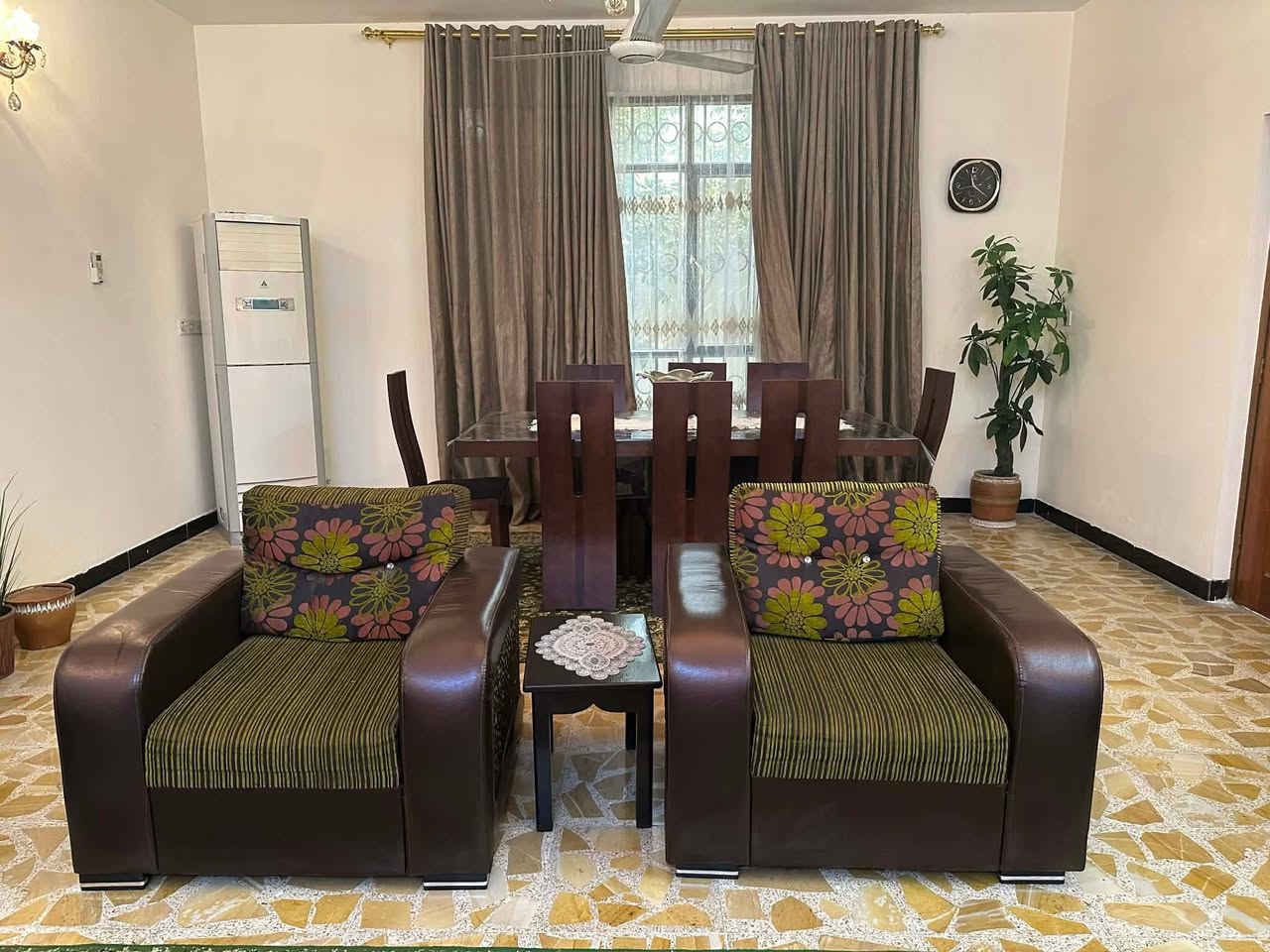 تخم ١٠ نفرات واكثر
قطعتين كبير
قطعة وسط
قطعتين صغير
التخم نظيف جدا الجلد والقماش مالته
بغرفة خطار يعني ما مستهلك او متشخط
السعر ٢٥٠ قفل
المكان بغداد - الدورة


**إذا كنت صاحب هذا الإعلان وتريد حذفه لأي سبب، رجاءا أرسل رسالة إلى الدعم الفني**