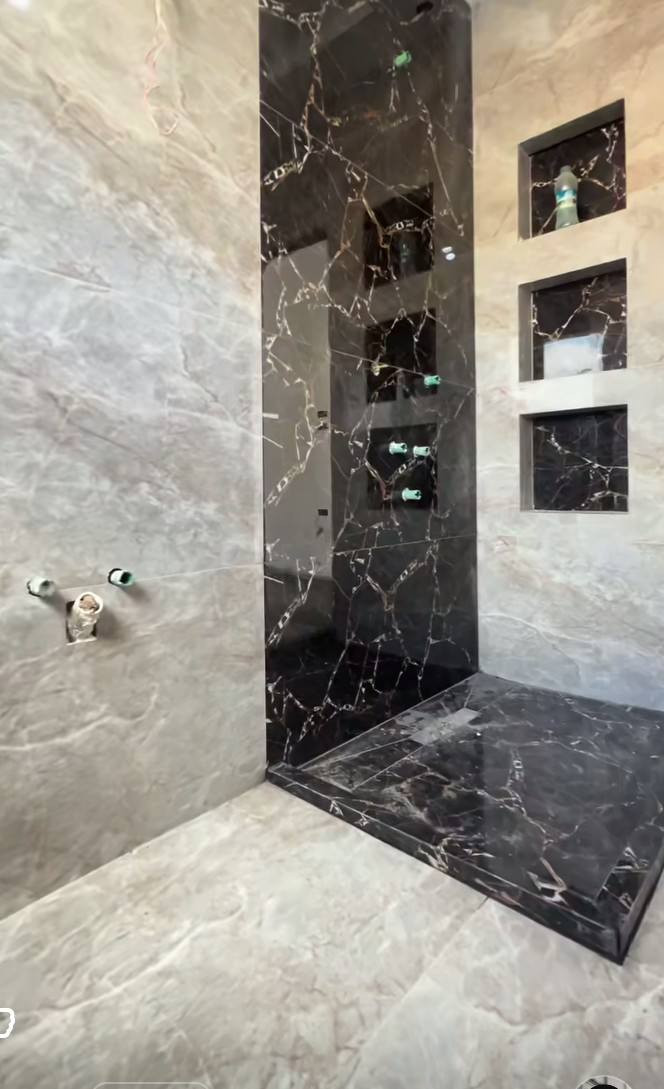 سلام عليكم خلفه سرميك مصري درجة اول جميع انواع السرميك مرمر وكاشي رقم ***********
