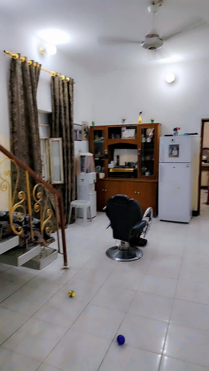 للبيع دار سكني طابو صرف حي الامير الاول( أساس كونكريت مسلح بناء طابوق السقف كونكريت مسلح)موقع مميز قريب على الساحة مساحة (٢٥٠)م حر مكفول كامل الخدمات يحتوي على (صاله ١٠*٤,٥+غرفة نوم ٤,٥*٥+مطبخ ٤,٥*٤,٥+استقبال ٧*٤,٥+صحيات داخليه و خارجيه ) ملاحظه أرضية البيت غير جيده للاستفسار مراجعة مكتب بصمة اعمار للعقار واسط ـ الزبيديه -مجاور اسواق بيت عزيز ذياب 
أو الاتصال 
***********
***********
***********
