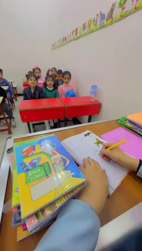 يعني والله العظيم الموقف 🥹🥹اني كمديرة ودخلت شفت المعلمه تصلح الدفاتر وتقريهم السور القرانيه شكد فرحت 🦋لما تستغل أوقات الدرس صح 👍 هذا هو اختيارك الصح اختيار روضة و حضانة 
🩵براعم الزهور 🤍
شكرا لكل معلمه عندي بالروضة تصنع جيل جديد روضه وحضانة براعم الزهور للاستفسار/***********
الشارع العام مقابل إفران صمون الرحمن
بادارة الست هبه
