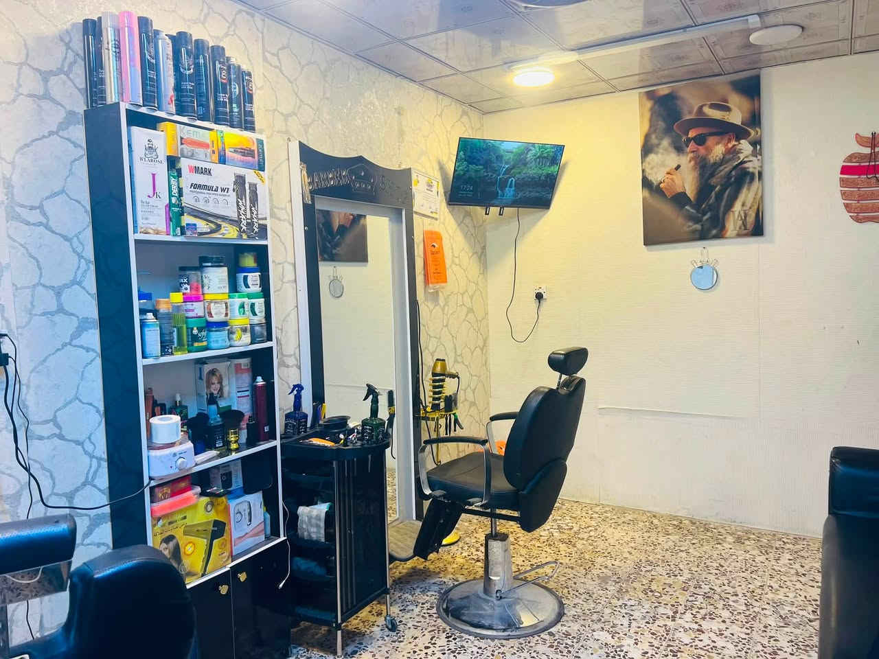 غراض حلاقه كمله وجدد مستعملات شي بصيط كراسي  ثنين واحد جديد وثاني مستعمل مريات ثنين تخم قطعتين يعني غراض كمله ما صار فتره من جبتهن حته الغراض مكين شصور تنضفات جدد جهاز شمع كلشي موجود وجدد منت الله ***********
