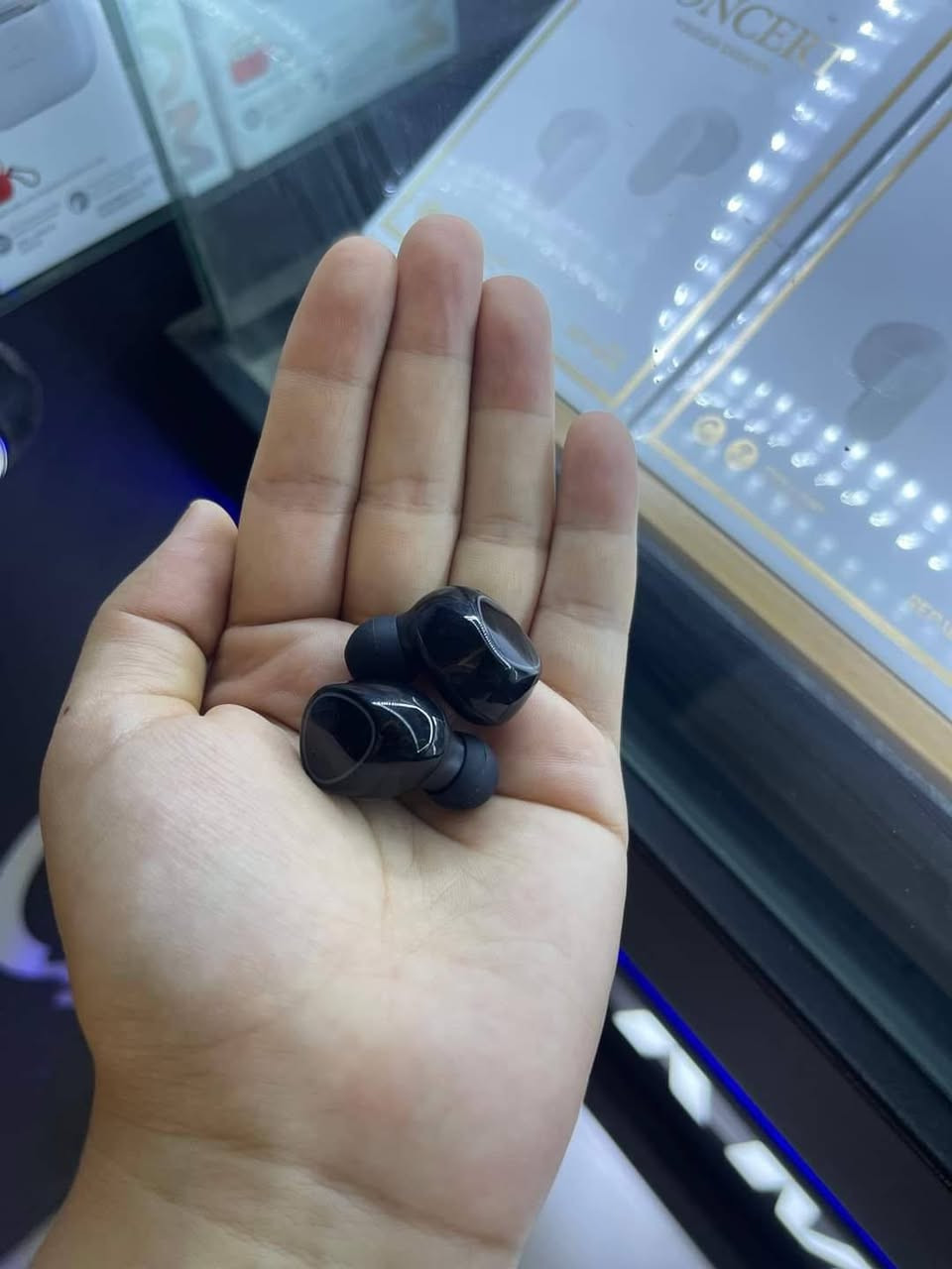 • سماعات M10 اللاسلكية تمنحك تجربة صوت قوية وتصميم عصري مع شاشة رقمية ذكية توضح نسبة شحن العلبة والسماعات بكل وضوح.
• شاشة LED ذكية لعرض البطارية:
تُظهر نسبة شحن العلبة والسماعتين (يمين / يسار) بشكل مباشر، لتبقى دائمًا على معرفة بحالة البطارية.

• تحكم باللمس (Touch Control):
تشغيل وإيقاف الموسيقى، الرد على المكالمات، والتنقل بين المقاطع بلمسة واحدة فقط.

• صوت واضح ومناسب للمكالمات:
تدعم بروتوكولات A2DP / HFP / HSP / AVRCP لضمان صوت مستقر وواضح أثناء المكالمات وتشغيل الموسيقى.

• بطارية عملية تدوم طويلًا:
تشغيل موسيقى حتى 5 ساعات للسماعات، مع وضع استعداد يصل إلى 280 ساعة.

• تصميم مدمج وسهل الحمل:
علبة شحن أنيقة وخفيفة، مثالية للاستخدام اليومي، العمل، الرياضة، والسفر.

• اتصال ثابت وسريع:
بلوتوث إصدار V5.3 لاقتران أسرع واستهلاك طاقة أقل مع مدى اتصال يصل إلى 10 أمتار

17 الف فقط توصيل مجاني لجمع انحاء العراق
للحجز والاستفسار مراسلة على الخاص


**إذا كنت صاحب هذا الإعلان وتريد حذفه لأي سبب، رجاءا أرسل رسالة إلى الدعم الفني**