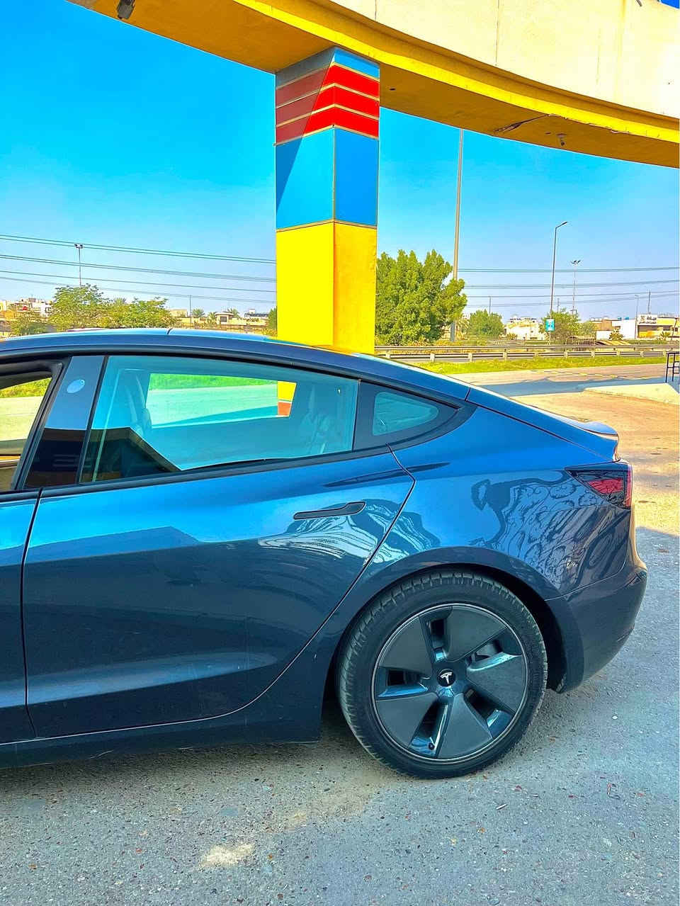 السلام عليكم

🚗 تسلا موديل 3 (2023) Single Motor – دفع خلفي RWD ⚡

 • الموديل: 2023
 • محرك واحد (RWD)
 • وارد أمريكي
 • المسافة المقطوعة: 3000 مايل (حوالي 4800 كم)
 • السيارة نظيفة وجديدة

 • حادثها مثل ما موضح بالصورة
 • صبغ قطعتين: بنيد + جاملغ

✨ المواصفات:
 • فول مواصفات
 • شاشة أمامية كبيرة
 • نظام Autopilot للقيادة المساعدة
 • كاميرات محيطية + حساسات
 • سقف زجاج بانوراما
 • مقاعد كهرباء مع تدفئة
 • نظام صوتي ممتاز
 • شحن لاسلكي للموبايلات
 • دخول وتشغيل بدون مفتاح
 • تحديثات نظام عبر الإنترنت (OTA)
 • أنظمة أمان متقدمة

📍 المكان: بغداد – حي الجامعة
💰 السعر: 155 ورقة وقابل للتفاوض

📞 للاستفسار:
***********
***********
أو على الخاص بغداد, العراق
