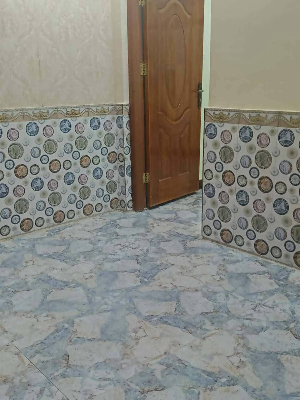 بلاش بلاش
بيت مستعجل على بيعه
دار طابو  صرف للبيع ١٠٠ متر طابقين يتكون
الطابق الأول كونكريت 
غرفه وصاله واستقبال ومطبخ وصحيات
الطابق الثاني
غرفتين وصاله وصحيات
عرض الشارع تقريبا ٨ متر
الواجهه ٥ونص
موقع البيت بالضبط
حي العسكري شارع السايدين قرب مركز الشرطه وجامعة العين السعر ١٤٥  للاستفسار واتساب  ***********
