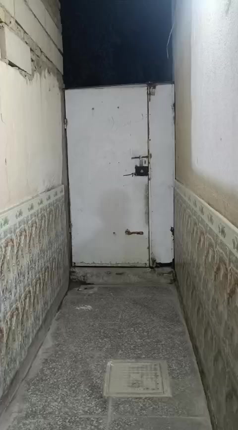 السلام عليكم...
دار خلفي للإيجار الموقع الناصريه حي الحسين قرب مدرسة الاريج وكذلك قرب جامعة العين. 

يتكون من : استقبال * صاله * غرفه * مطبخ * صحيات داخليه وخارجيه مع غرفه كبيره بالطابق الثاني عباره عن مخزن... الدار نظيف وقابل للسكن.

سعر الإيجار ٣٥٠ الف.

---------------------------------------

للإستفسار أكثر زياره مكتب ديار الهلالي للعقارات الواقع في حي العسكري شارع المدارس قرب مدرسه عمار بن ياسر.

رقم الهاتف ***********
