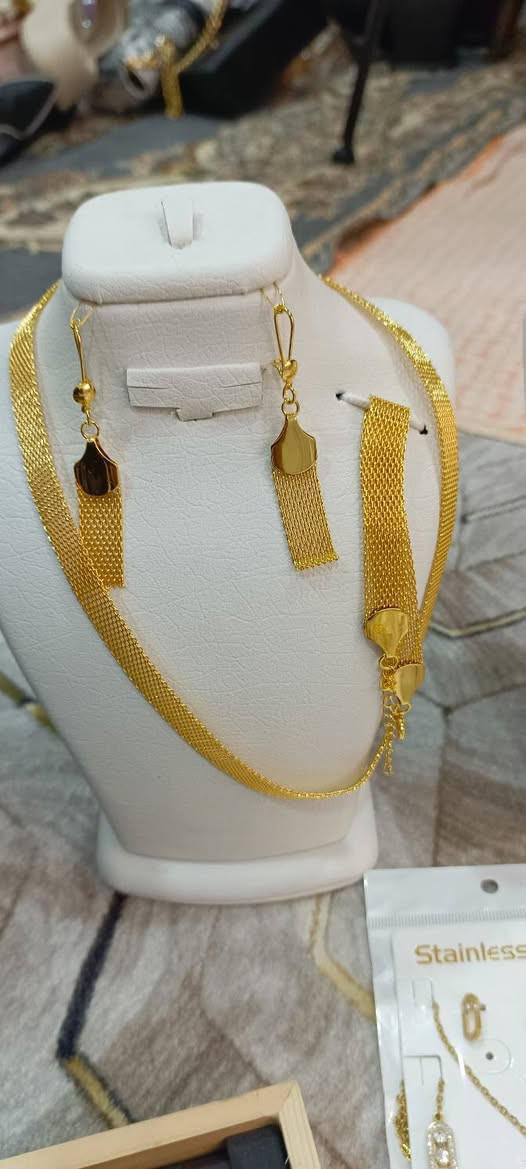 سڵاوی خوا لە هەموو لایەک
هەمووی پێکەوە بۆ فرۆشتن 
بابەتەکان ئەمانەن
ملوانکە + مستیلە + گوارە + لوتەوانە + بازنگی زینە و مینا + چەن جۆرێک تاقم + پاوانە + ستاندی گەردن + بۆدی ئافرەتان هەمووی فری سایزە + چەن جۆرێک عەزی + ملپێچ + لەچک + گۆرەوی + کەپی گوێ + قایش + نەعلی فەرش و دەرەوە + پاپوچ + کڵاو + کیفی بچوک و وەصەت + جانتای  گەورەو بچوک + عەلاگەی جل و عەلاگەی پانتۆڵ بۆ هەڵواسین + جلی ژێرەوەی ئافرەتان + ئاوێنەی بچوک
هەمووی لۆکە و تازەیە
هەمووی پێکەوە دەفرۆشم دوکانم لابردووە
بۆ نرخ لە ڤایبەر یان وەتسئەپی ئەم ژمارەیە پەیوەندی بکەن
***********
تەنها لە ڤایبەر و وەتسئەپ و مەسنجەر جوابدەدەمەوە
نرخیان 1,400,000 هەزار و معامەلەیەکی کەموو برایانە
