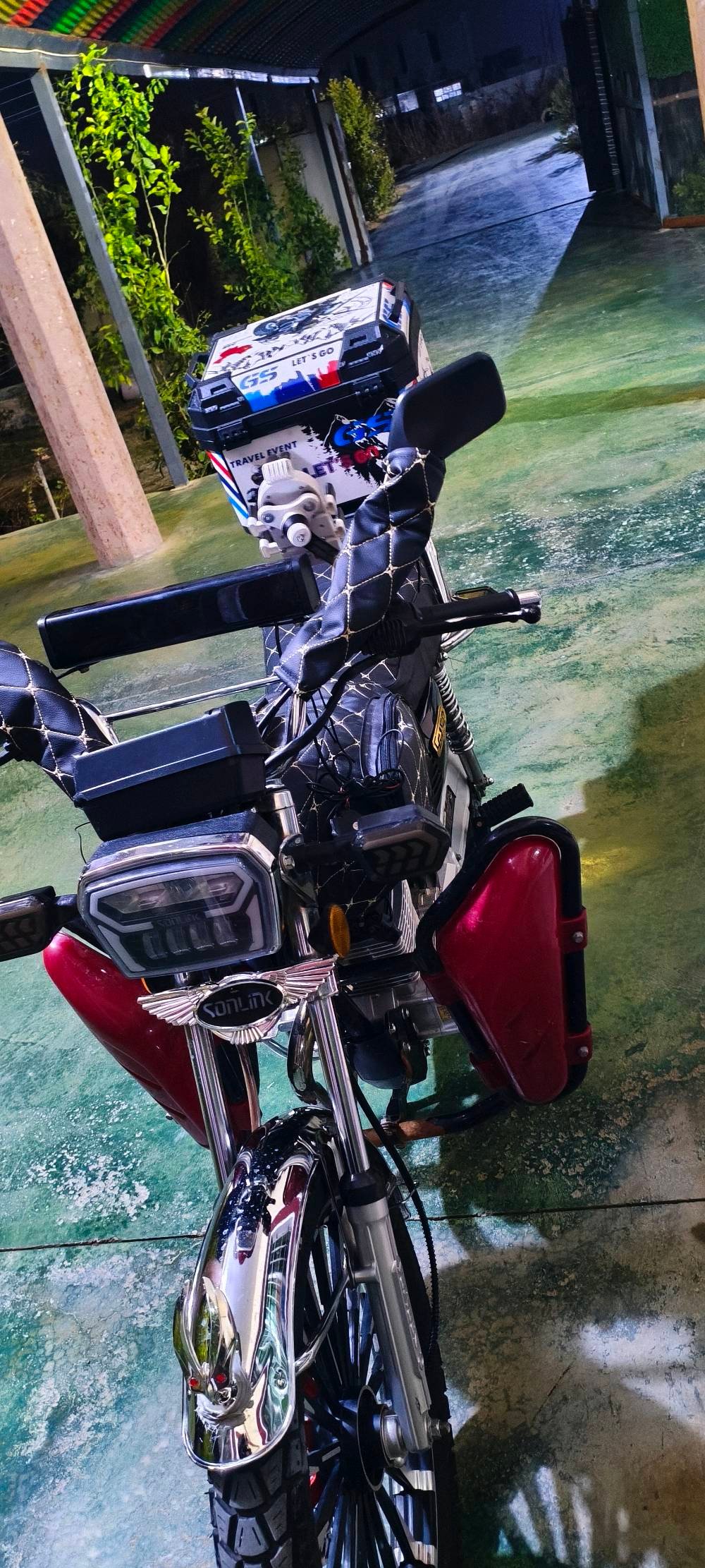 دراجة نارية مميزة موديل Sonlink 200CC بحالة ممتازة. تم تجهيزها بصندوق خلفي لتخزين الأمتعة، وتصميم مريح للمقعد مغطى بالجلد. مثالية للرحلات الطويلة والمشاوير اليومية.