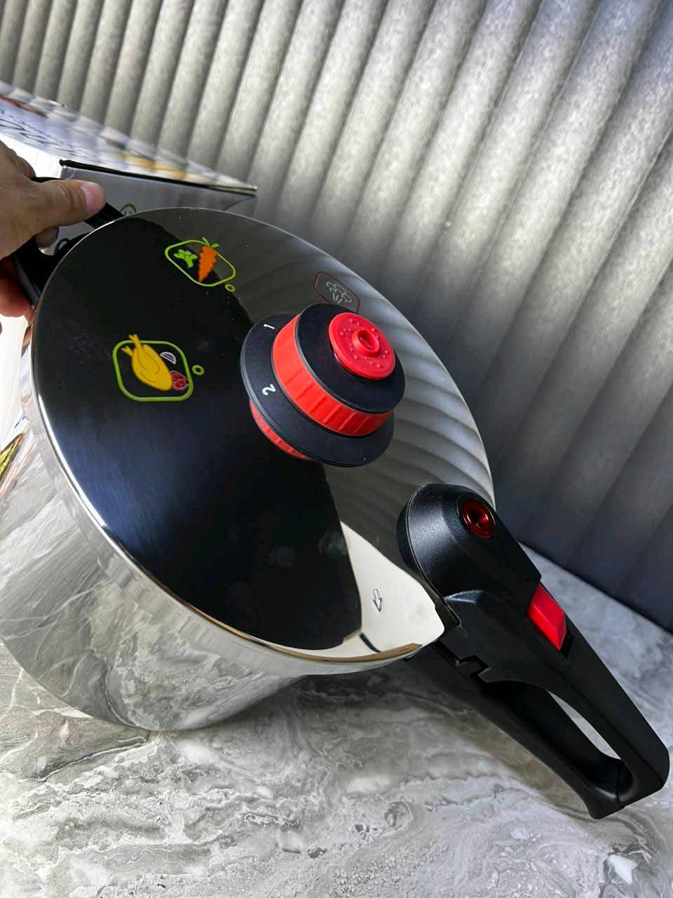 قدر ضغط غازي من ماركة امبليوم الالمانية 🇩🇪 ✨ 
_ 2 نظام أمان حساس في حال زيادة في الضغط 
_ ستانلس ستيل 304 18/10 مقاوم للصدأ
_ درجتين لقوة الضغط حسب الطبخ لحوم او خضروات 
_ حجم 9 لتر حقيقي 
الضمان سنة من تاريخ الشراء 

