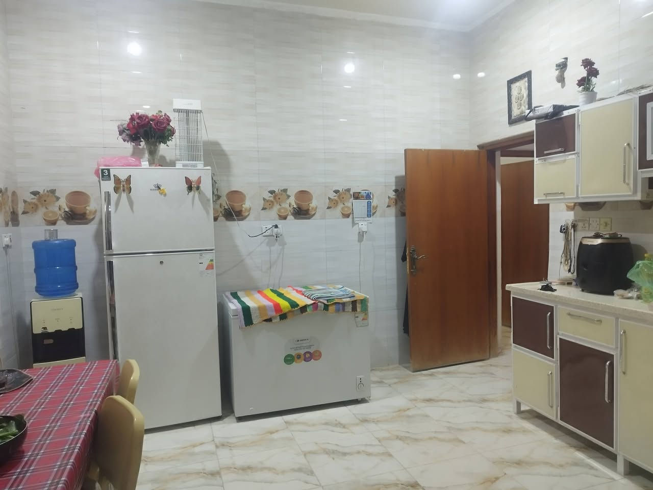 دار سكن المساحه 220 متر طابقين شارع كاله يتكون من 4 غرف نوم صاله مطبخ استقبال صحيات بناء طابوك + اثاث البيت يتكون من كاونتر وملحق + تخم استقبال كامل + مراوح البيت كامل  ماء كهرباء مجاري مرقم من البلديه معامله كامله السعر والاستفسار خاص او الاتصال *********** واتساب
