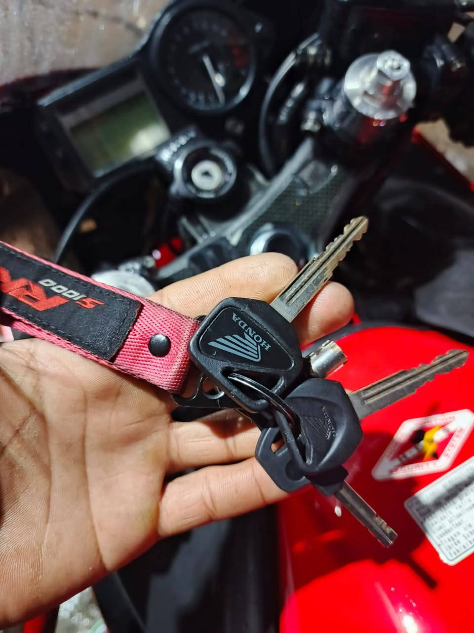 يا الله السلام عليكم دراجه افوراي جديده بمعنى الكلمه .مصارله فتره من نزلوها من الرمبه مكلف بنشرالهاتف***********....مكان بغداد
