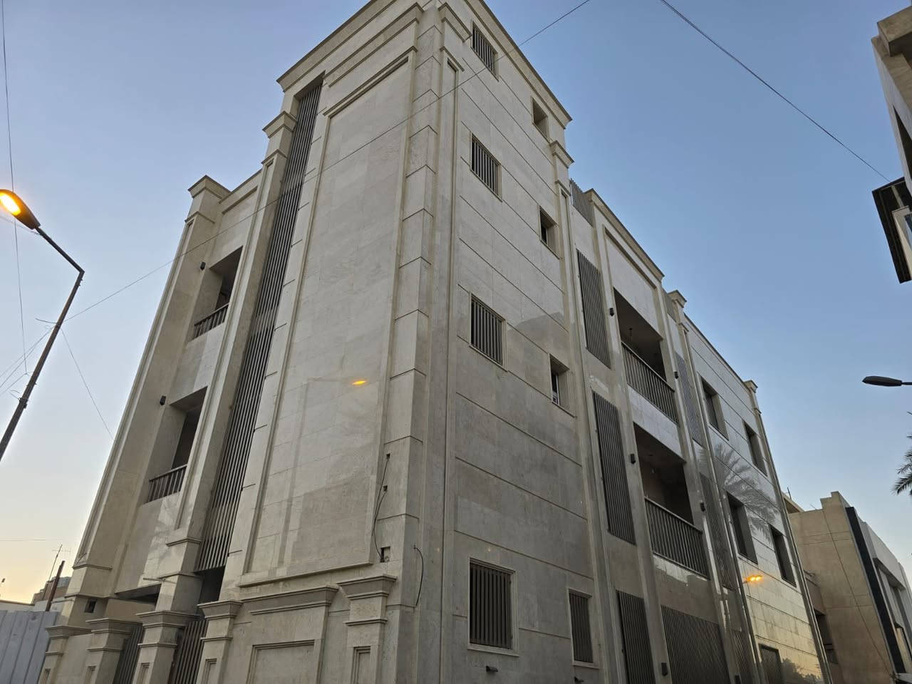 للإيجار في الحارثية خلف مستشفى الأميرات  🏠✨

📐 المساحة: 120 متر

🏢 وحدات سكنية

🛏 التفاصيل:

غرفتان نوم

مطبخ

صالة

خدمات

لوندري

📍 الموقع: الحارثية

📞 للاستفسار أكثر:666 100 50 078 

مراجعة مكتب أرض القناة أو الاتصال عبر الرقم التالي  666  100   50  078
