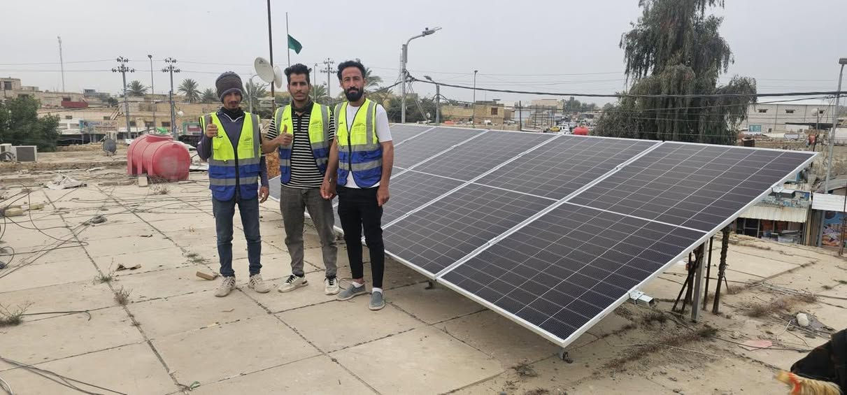على بركة الله ☀️💪
تمّ تجهيز وتنصيب منظومة طاقة شمسية متكاملة بقدرة 10 أمبير نهاري / ليلي
في بيت الأستاذ محمد العوادي، وفق مواصفات مدروسة بعناية لتوفير أداء ثابت، كفاءة عالية، وتجهيز مستقر يلبي الحاجة اليومية بأفضل صورة.

🔹 مواصفات المنظومة:
✅ ألواح لونجي بقدرة 615w
✅ بطارية Svolt بسعة 10.24kw
✅ انفيرتر SRNE بسعة 5.6kw

🔹 الضمانات:
✔️ ضمان الألواح: 15 سنة
✔️ ضمان البطارية: 5 سنوات
✔️ ضمان الانفيرتر: سنتان

منظومة متكاملة تجمع بين قوة الأداء، جودة المكونات، ودقة التنفيذ لتكون الحل الأمثل لمواجهة انقطاع الكهرباء والانتقال إلى طاقة أكثر استقراراً واعتمادية.

شغل احترافي، مكونات موثوقة، ونتائج تفرض نفسها على 
للأستفسار والتواصل
مهندس عباس:***********
مهندس حمزة:***********
