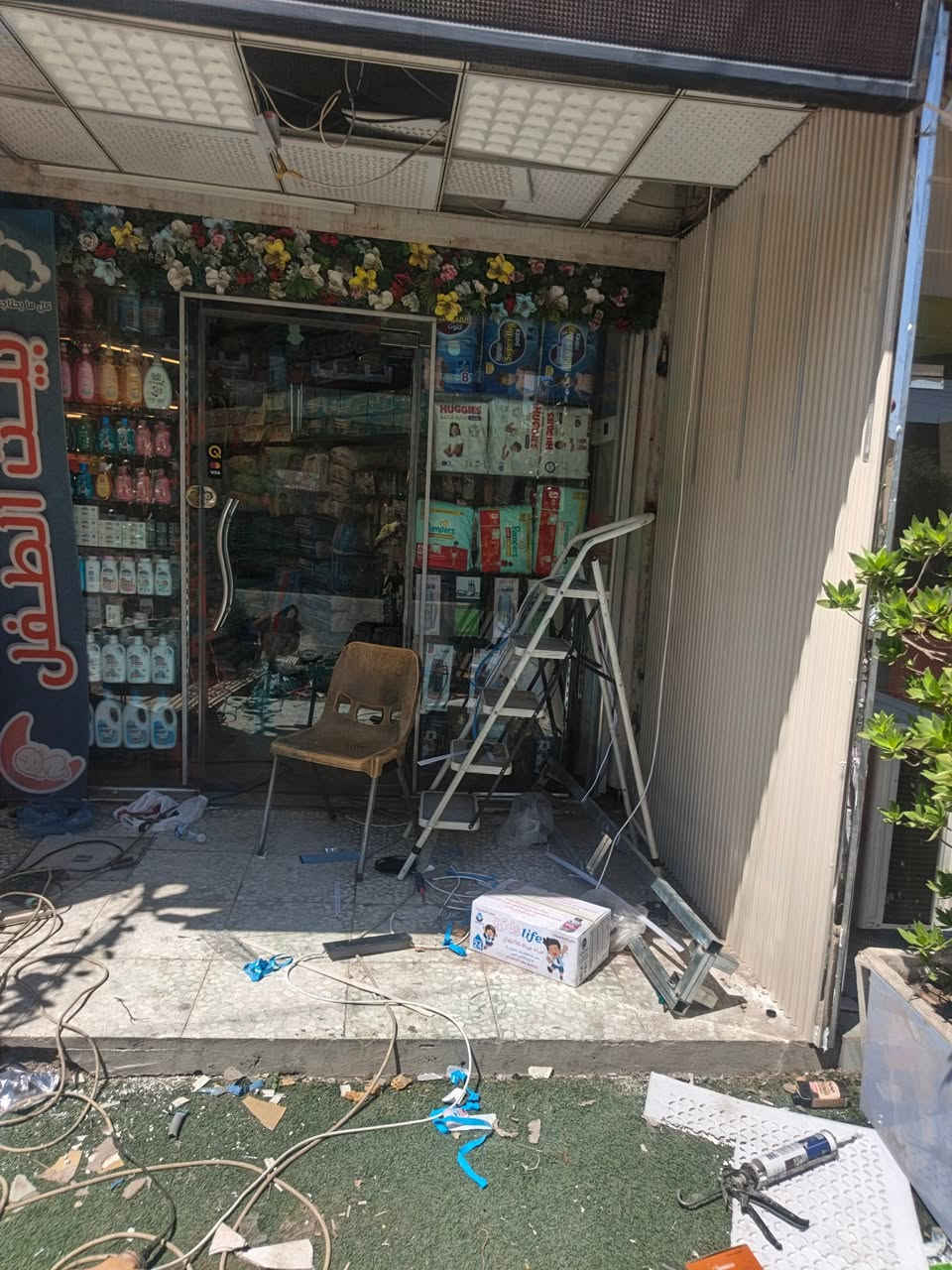حداد متجول في بغداد ابو قمر لعمل كافه انواع الحداده اليوم تم قاطع معه الديكور الخارجي ***********
