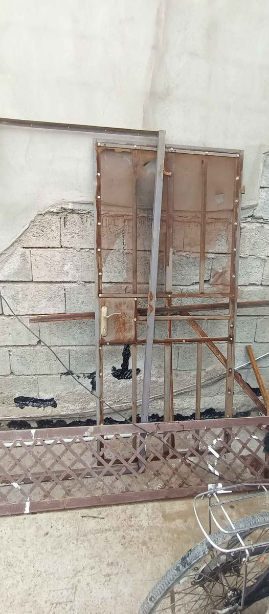 للبيع باب بلاستك وباب حديد + دولاب حديد بابين
*********** Singapore
