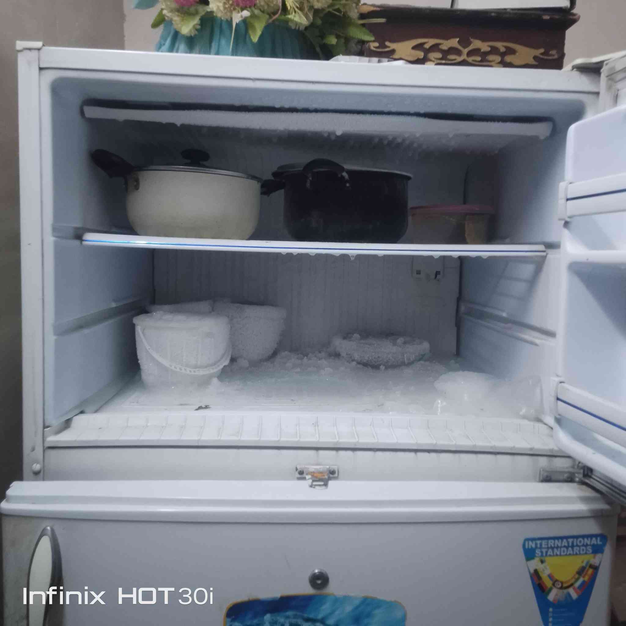 ثلاجه للبيع. حجم كبير ..
تجميد وتبريد .كدام العين سعره 200 
***********
