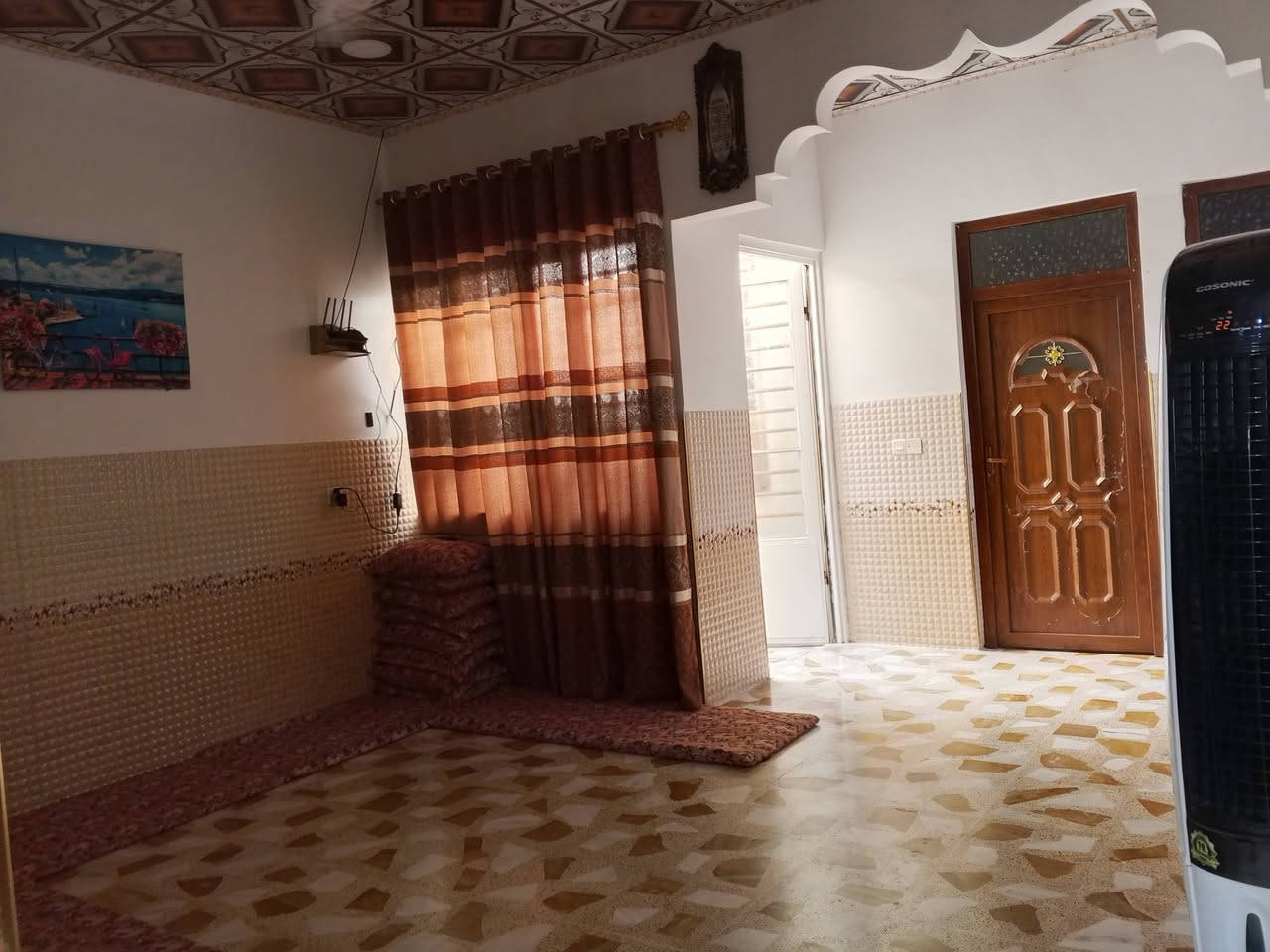 بيت للبيع في منطقة حاوي الجوسق صاير ابديت المنطقه               مساحه البيت 150متر بيت كامل وبناء حديث يتكون البيت من غرفتين وهول ومناور ثنين وصحيات داخلي وخارجي وستقبال ومطبخ وكراج مال سياره واجه سيراميك الشراي اتصل ***********
