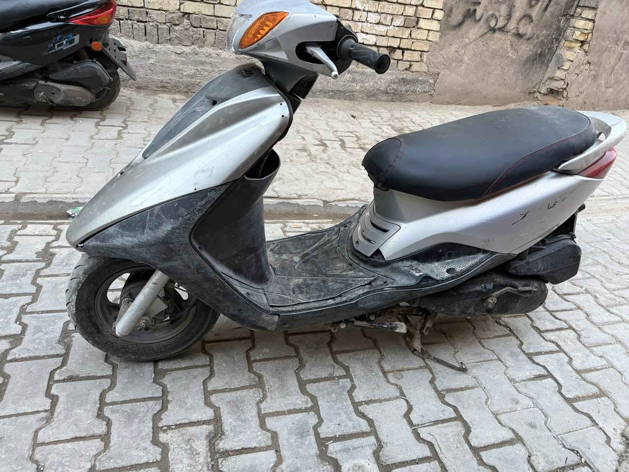 بريز لايت عالي نوزل خطين بيهى ونة اكسل كلش خفيه بدايته 
مكينه مكفوله لأ نضوح ولأ صوت ولأ دخان ناعمه كلش 
كفرات بلاديه بس البجم مبدل الاصلي موجود بس مكسور 
دبلات تايرات لوك طسه ناعمه كلش سعر 500 ألف بيهى مجال حك جيه بغداد الكريعات استفسار اكثر اتصال ☎️ ***********
