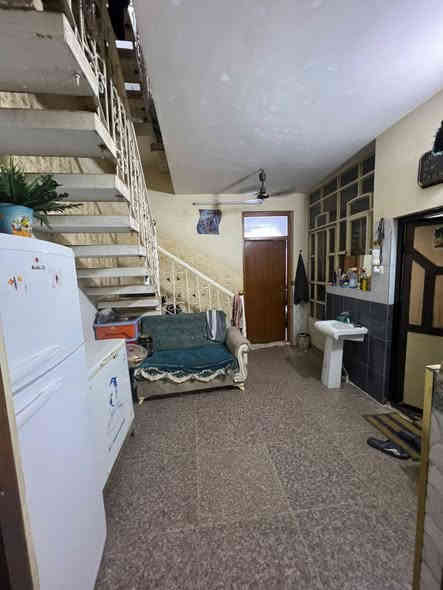 سلام عليكم دار للبيع نزال خزعل المساحه ١٠٠ متر ٣ غرف نوام وواحده سويت وصاله ومطبخ وصحيات بسعر مناسب جدا عمر البناء ٧ سنوات فقط للإستفسار على الخاص ***********
