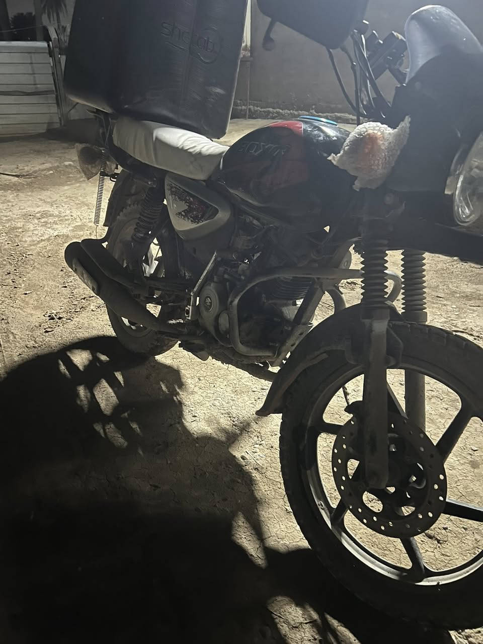 سلام عليكم دراجه بوكسر للبيع موديل ٢٠٢٣بدون أوراق اكفليكيا قانون وعشائر مجفته مره البوكسر جبلي بيه مكينه خير من الله لا تنقيص ولا تبخير مكاتبه فقط رايدله بس جواكيج السعر 950 النتصال *********** بي وتساب
