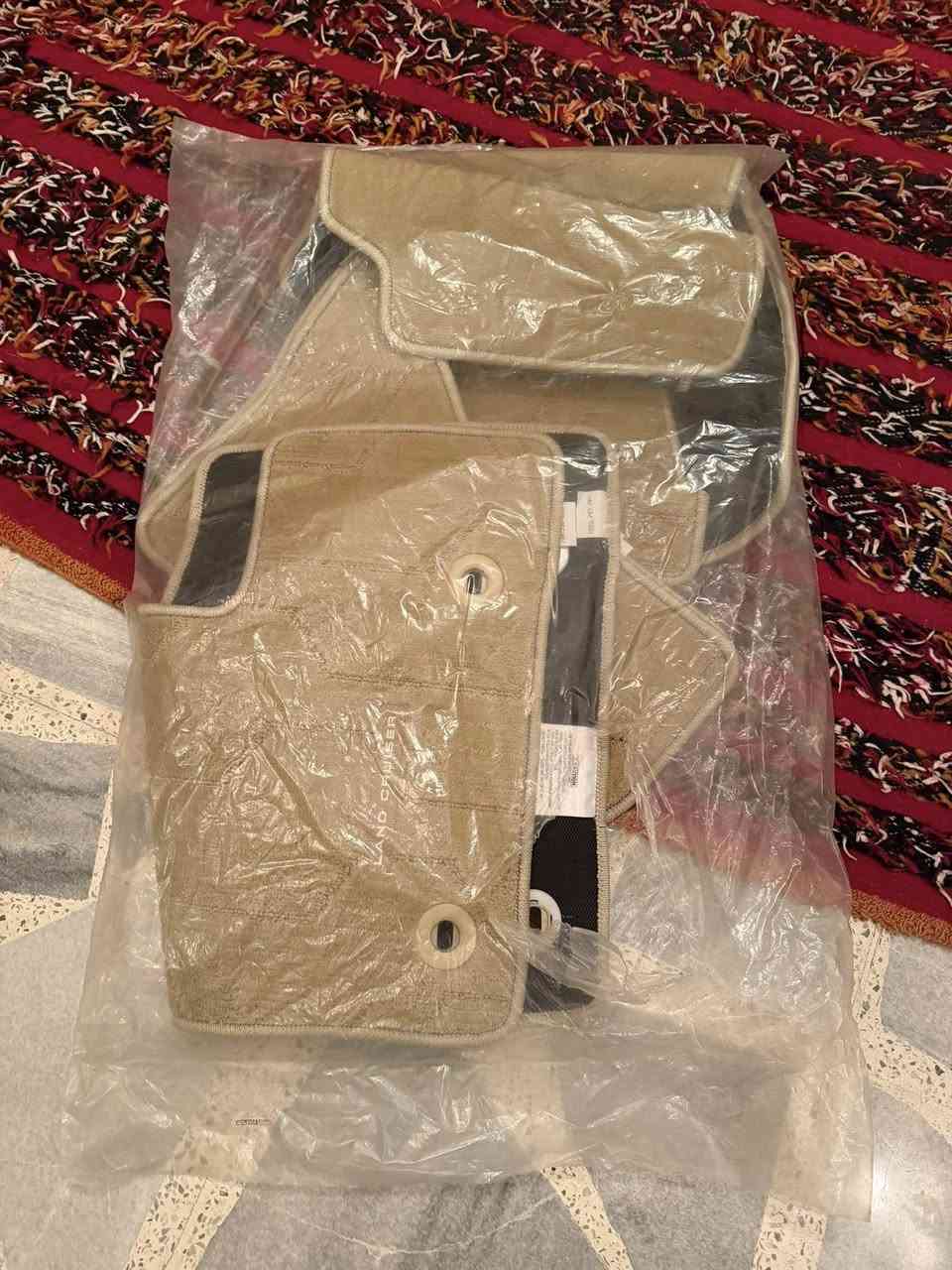 السلام عليكم ارضيات الاندكروز  اصليه مال شركه غير مستخدمه وعندي هوك لاندكروزر  اصلي  رقم الهاتف *********** مكاني بغداد
