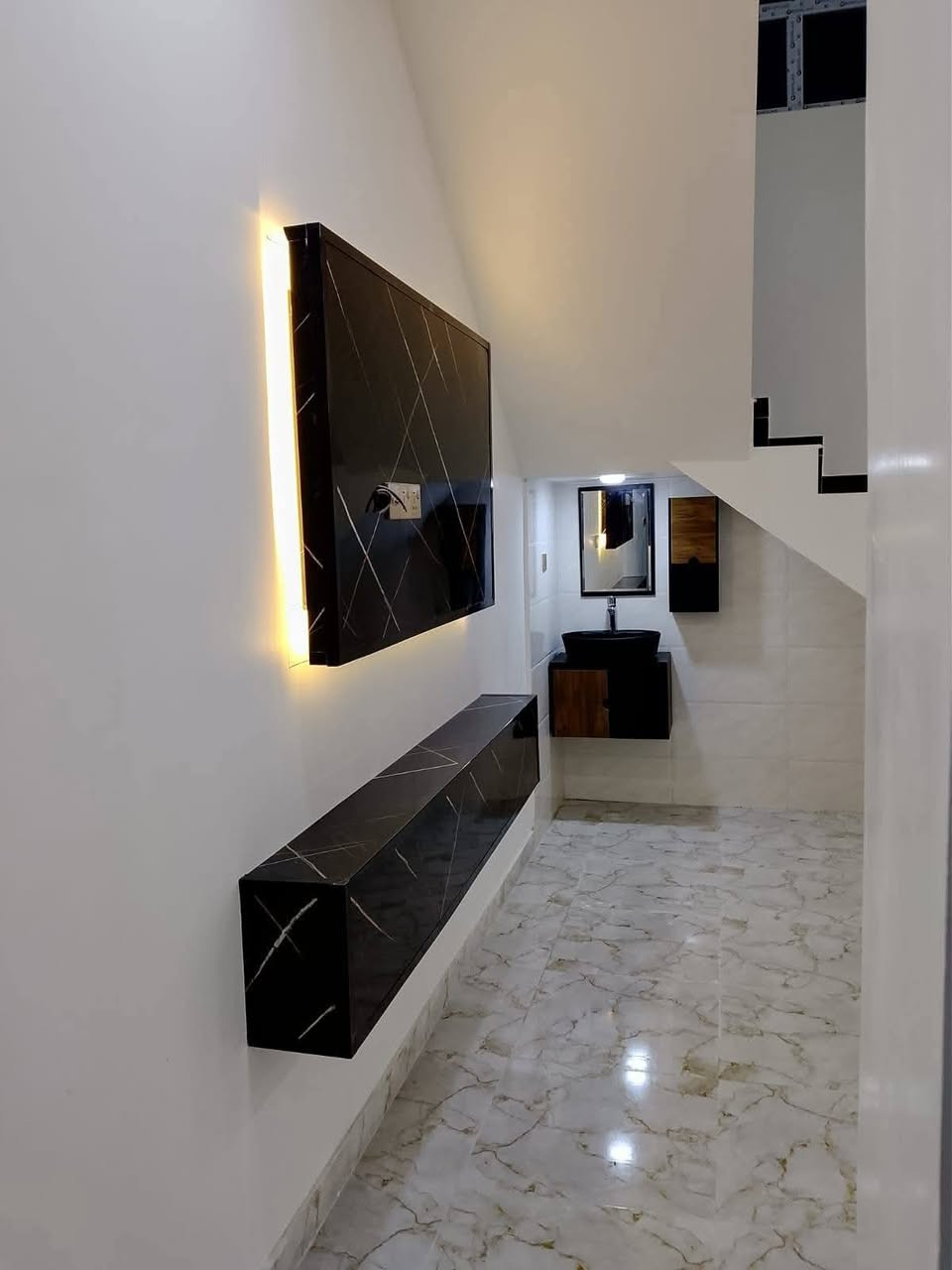 بسم الله الرحمن الرحيم
اللهم صل على محمد وآل محمد الطيبين الطاهرين
بيت او مشتمل عدد (٢) كل واحد ١٠٠متر بالكوت حي الخضراء مقابيل معارض السيارات بناء درجه اولا السعر الواحد (٦٣) مليون  وبي مجال بسيط تفاصيل أكثر اتصل رقم الموبايل ***********
