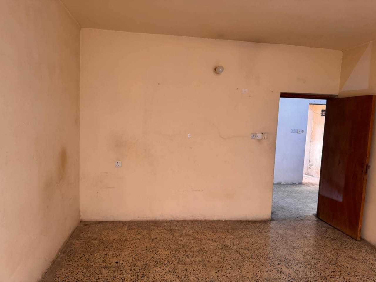 السلام عليكم
للإيجار عوائل صغيره فقط 
بيت طابق ثاني غرفة وصالة مساحة تقريبا 75 متر
مدخل خاص معزول 
مخزن صغير جوه الدرج مع سطح كبير 
الصور تقريبا موضحة كلشي 
العنوان : الدورة شرطة ابو طيارة قرب ماركت الريان 
ايجار 400 الف + 150 الف تأمين تسترجع في حال عدم وجود ضرر بالبيت وفي حال الخروج من البيت يتم التبليغ قبل شهرين من الخروج 

ملاحظة :: البيت من صاحب العقار يعني مو مكتب( بدون دلالية ) .. بس مبلغ كتابة عقد فقط 
للجادين فقط 
***********
متوفر وتساب على الرقم
