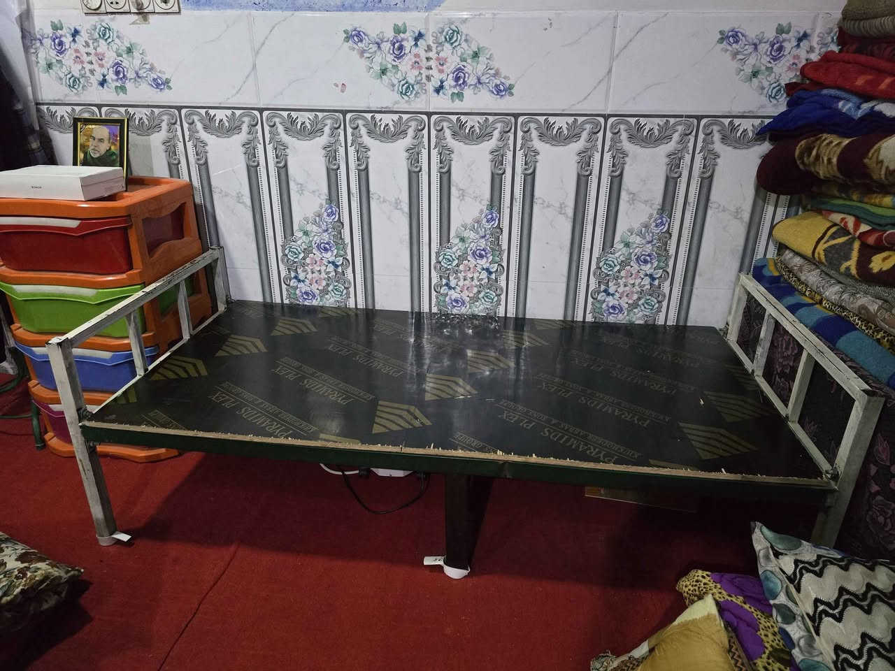 جربايتين للبيع
الاولى خشب صاج مثل ماموضح كدامكم بيها كسر بسيط بالرجل مالتها يرادلها بس بسامير تندك وترجع بلادية
الثانية حديد قوية (حديد زمان مو مال هسة) مابيها شي وقوية ونظيفة وعليها فورميكة ثخينة (علوها اصبع ونص)

للبيع اثنينهن وبسعر ١٠٠ وبيهن مجال 
عنواني كربلاء بالحر قرب المرقد
*********** كربلاء, العراق
