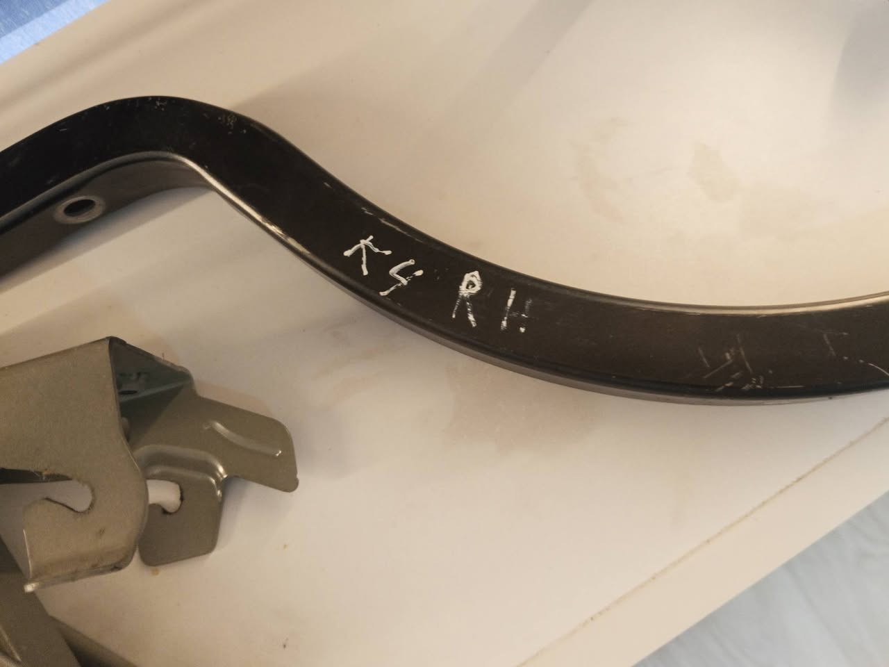 السلام عليكم
رمايد صندوك مال السياره كي فور 

موديل 2025مال وارد امريكي 

للبيع السعر 150الف

***********
