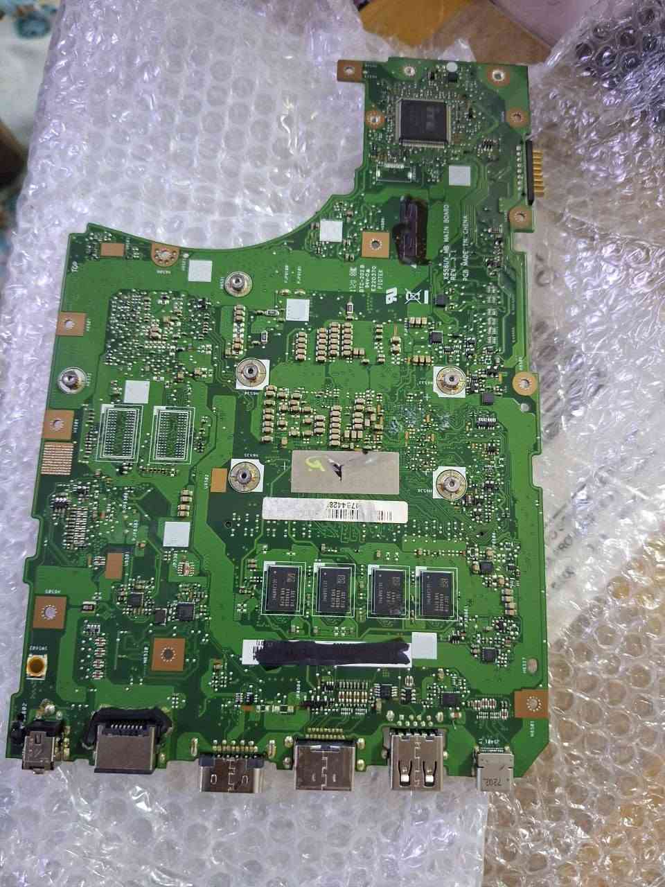 هذه لوحة أم (Motherboard) لجهاز كمبيوتر محمول من طراز ASUS X556U. 
النوع: لوحة أم بديلة لأجهزة اللابتوب. 
المعالج: تدعم معالجات Intel Core i3، i5، أو i7 من الجيل السادس أو السابع. 
الذاكرة: تحتوي على ذاكرة عشوائية (RAM) مدمجة (DDR4) بسعة 4GB أو 8GB، مع إمكانية الترقية. 
بطاقة الرسوميات: تأتي ببطاقة رسوميات مدمجة أو منفصلة من نوع NVIDIA GeForce (مثل GT930M أو GT940M). 
المنافذ: تحتوي على منافذ متنوعة مثل HDMI، USB 3.0، وفتحة إيثرنت.  رقم الهاتف ***********
