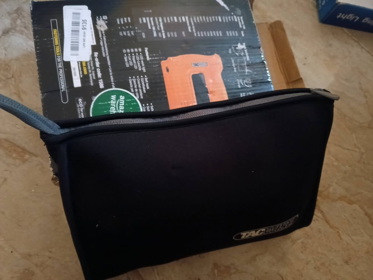 علبة مسدس دبابيس ومسامير لاسلكي (Cordless Staple/Nail Gun) من إنتاج شركة Tacwise موديل 140-180EL يعمل بجهد 12 فولت.المواصفات الأساسية للجهاز:التوافق: يدعم دبابيس من فئة 140 Series بطول يتراوح بين (6-12 ملم)، ومسامير من فئة 180 Series بطول (10 ملم).البطارية: يعمل ببطارية ليثيوم-أيون (Lithium-ion) بجهد 12 فولت قابلة لإعادة الشحن والتبديل مع أجهزة Tacwise الأخرى.المميزات: يشتمل على ضوء LED مدمج للعمل بدقة، ومؤشر لحالة البطارية، ونافذة لمراقبة مستوى تعبئة الدبابيس.الاستخدامات: مثالي لأعمال التنجيد، والمشغولات اليدوية، والديكور، ومشاريع الحرف اليدوية ب٢٥ مع التوصيل


**إذا كنت صاحب هذا الإعلان وتريد حذفه لأي سبب، رجاءا أرسل رسالة إلى الدعم الفني**