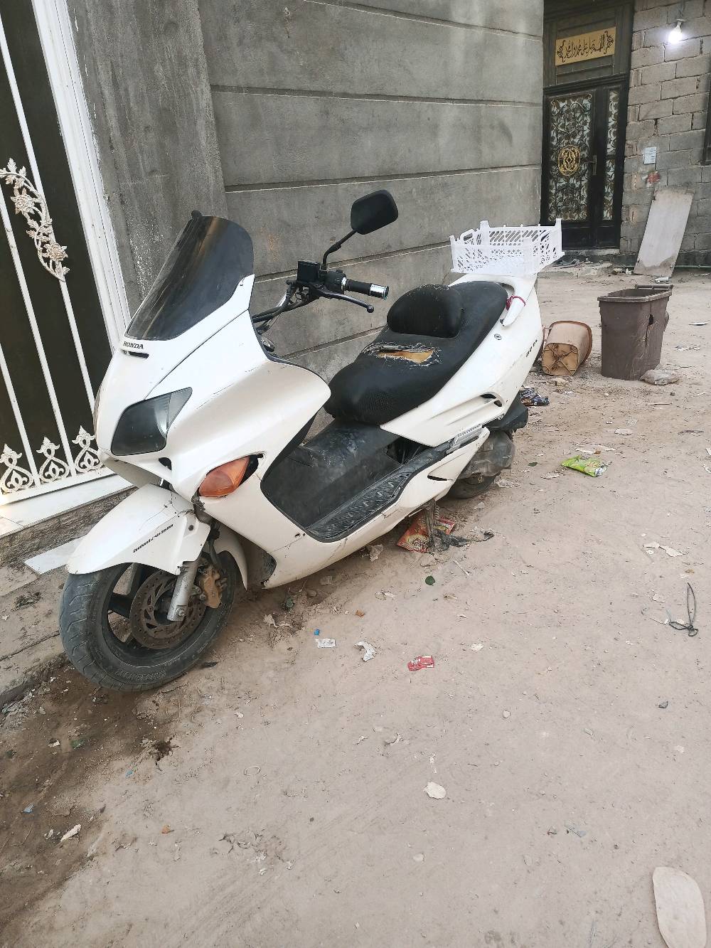 دراجة نارية من نوع هوندا، لونها أبيض بحالة جيدة، مثل ما تشوفون بالصور. الدراجة مناسبة للمدينة والسفر لمسافات قصيرة. تحتاج صيانة بسيطة فقط، ومناسبة لمحبي المغامرات. متوفرة للمعاينة في أي وقت.