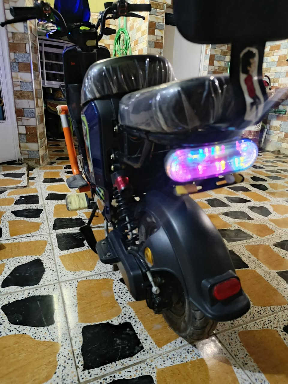 للبيع
دراجه شحن نوع  R9  لون أزرق
نضيف جدا مستخدم قليل
نظام التشغيل عن بعد 
يوجد بلوتوث
يوجد بصمه رئيسيه + بصمه احتياط 
نظام حمايه ضد السرقه
ملف 1800
سرعه 99
موديل 2026  المرغوب
تحمل وزن 200 كيلو
السعر 540 وبيها مجال
العنوان: قضاء الشاميه الحي العسكري الغربي.


**إذا كنت صاحب هذا الإعلان وتريد حذفه لأي سبب، رجاءا أرسل رسالة إلى الدعم الفني**