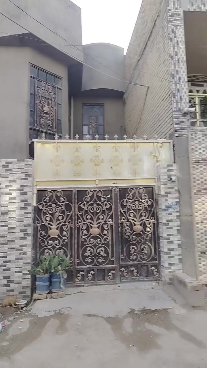 يا الله السلام عليكم بيت للبيع المساحه ١٠٠ متر طابقين البراكيه شارع المطار القديم قرب صيدلية الالفه ثاني بيت عن الشارع طابو زراعي سند ٢٥ اساس صب كونكريت سقف صب كونكريت بناء طابوق نهروان البيت كامل من كلشي يحتوي على غرفتين صالتين استقبال مطبخ صحيات عدد ٣ السعر ٦٥ مليون معه المجال الاستفسار على الرقم *********** مكتب بركات العباس ع
