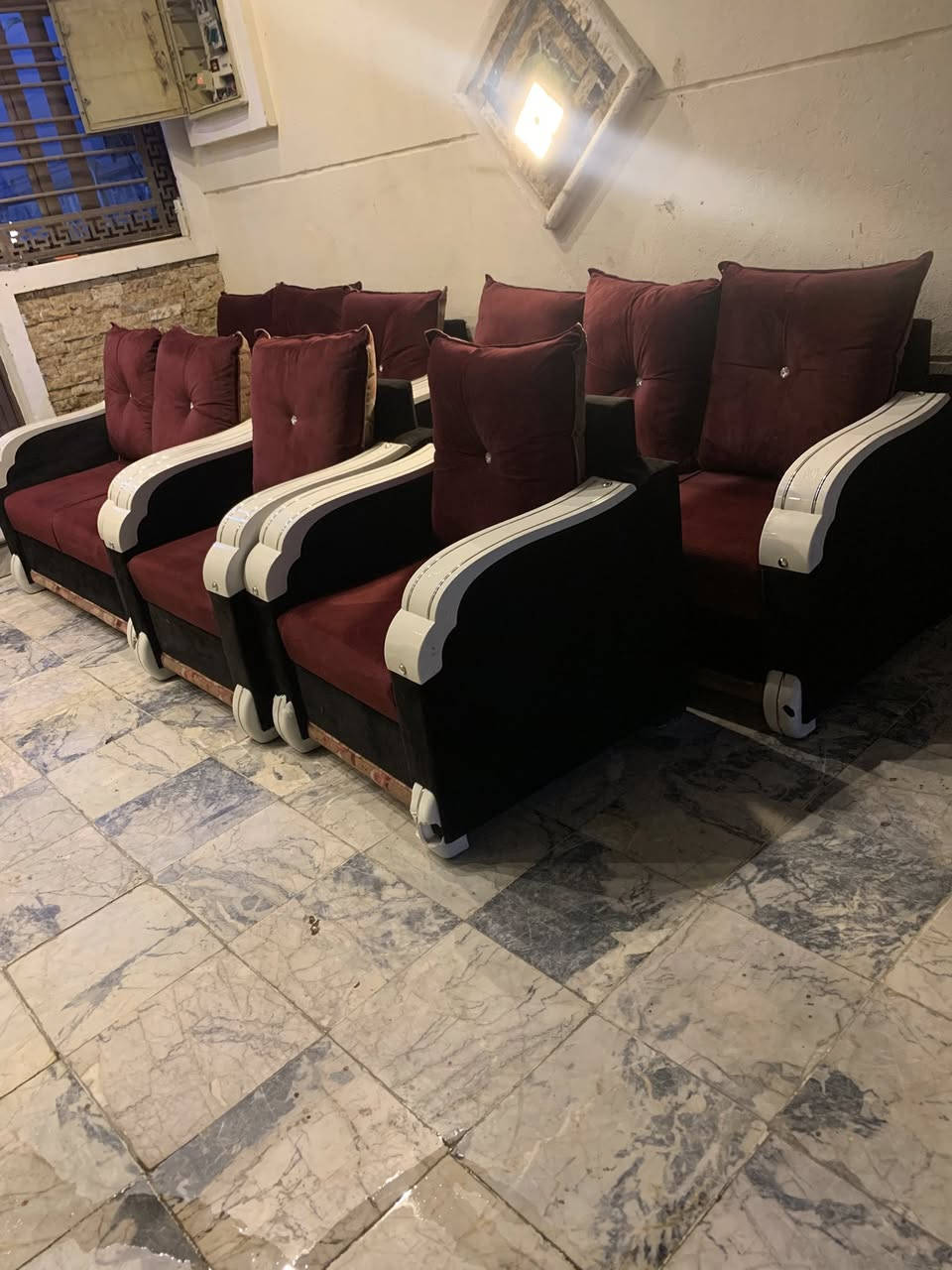 اترخص من مدير محترم تخم قنفات 10 مقاعد نضيف جدا اي ضرار مابيه يتكون من قنفه كبار 2+ قنفه وسط + 2 كراسي نضيف اي ضرار مابيه السعر 190 رقم هاتف *********** بغداد مكلفه بالنشر اتصال فقط
