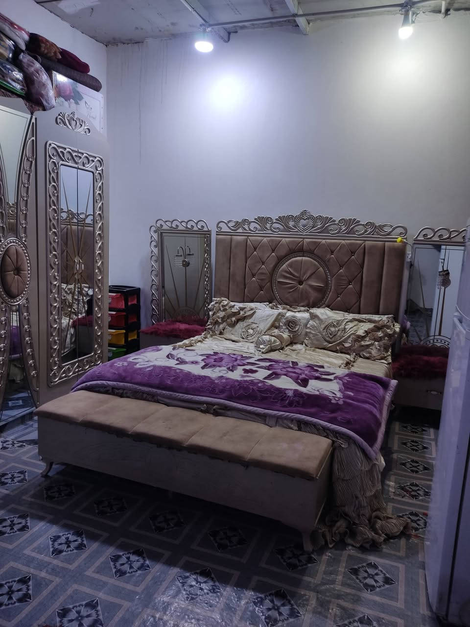 سلام عليكم غرفه نوم للبيع السعر 400 وبيها مجال للشراي عنوان البصرة الجزيرة اليوبه رقم الهاتف *********** متواجد واتساب
