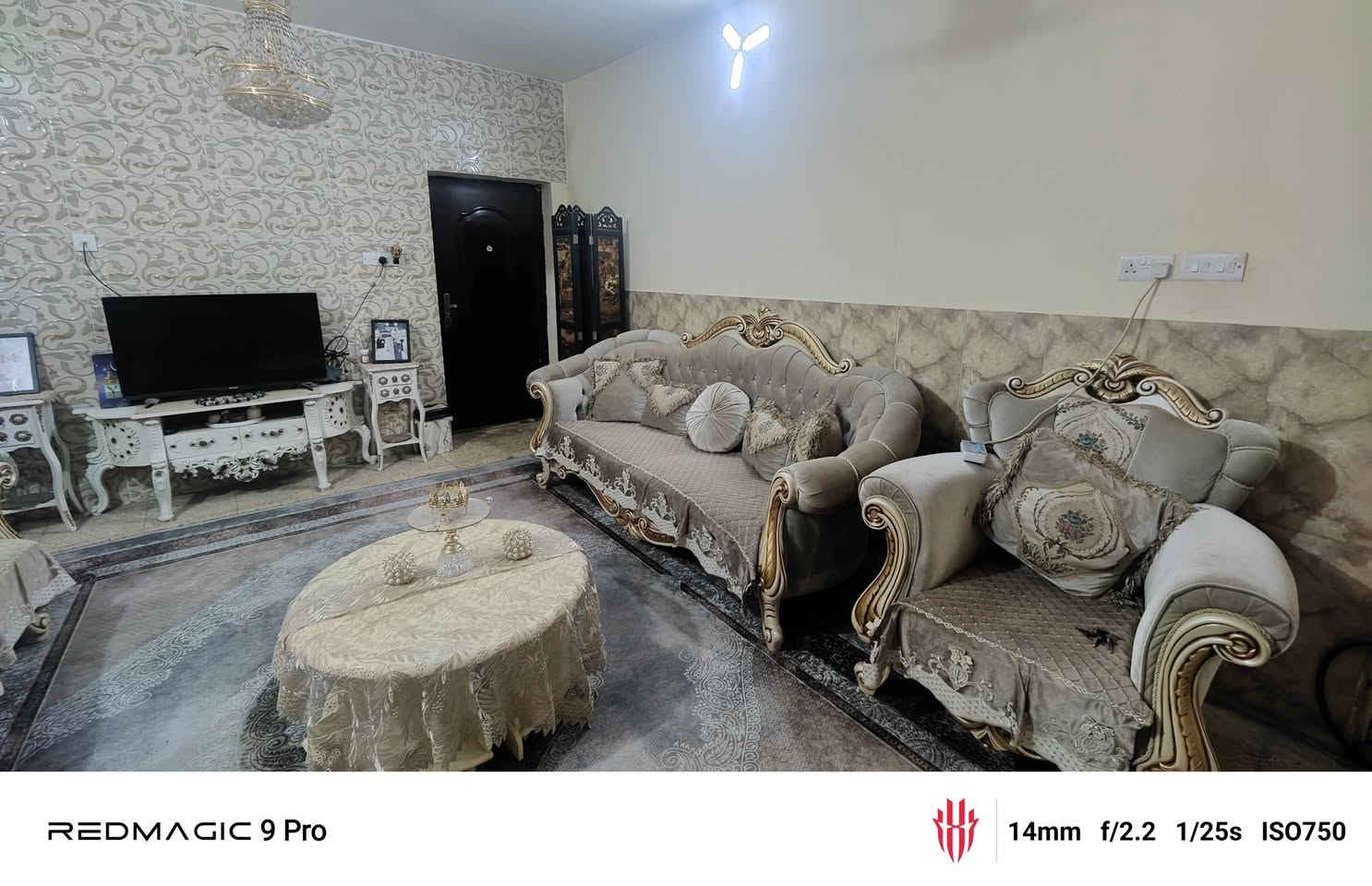 سلام عليكم دار للبيع مساحته 200 م واجهة 10 نزاله 20.  طابقين 4 غرف منام حمامات 2 صحيات 2 مخازن 3 استقبال وحولي ومطبخ وكراج يضم 3 سيارات اضافه 100متر تشجير يحتوي ع محل مطل ع شارع رئيسي شارع السبيس مقابيل الضباط التفاصيل خاص
رقم
*********** 
***********
