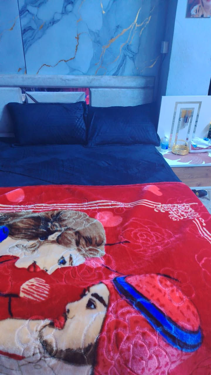 السلام عليكم اغراض للبيع
غرفة جديدة استخدام قليل مابيها اي ضرر 500 الف 
الكاونتر يحتوي ع طباخ 500 , مع الثلاجة 750 الف 
العنوان كرادة داخل 
الرقم للتواصل 
***********
