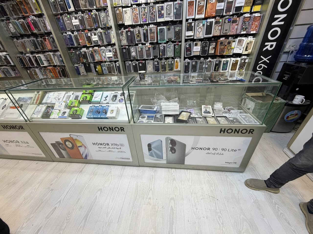 لبيع فاترينات 20 وحد مع 4 ميز عرض جام ***********
