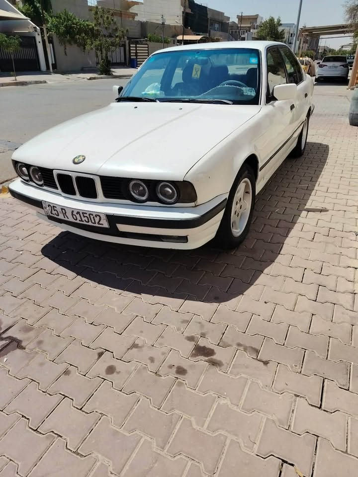 سلام عليكم  BMW موديل 91  محرك 528 بومه دبل فانوس ضرر جاملغ امامي طرف السكن فقط والباقي شرط  صبغ عام للجماليه ما عده سقف علبلاد تايرات جديده قبل شهر شادهن والنسوية باسمي وبطاقة بنزين موجود والسعر 55 وبي مجال قليل للاستفسار هذا رقمي ***********
