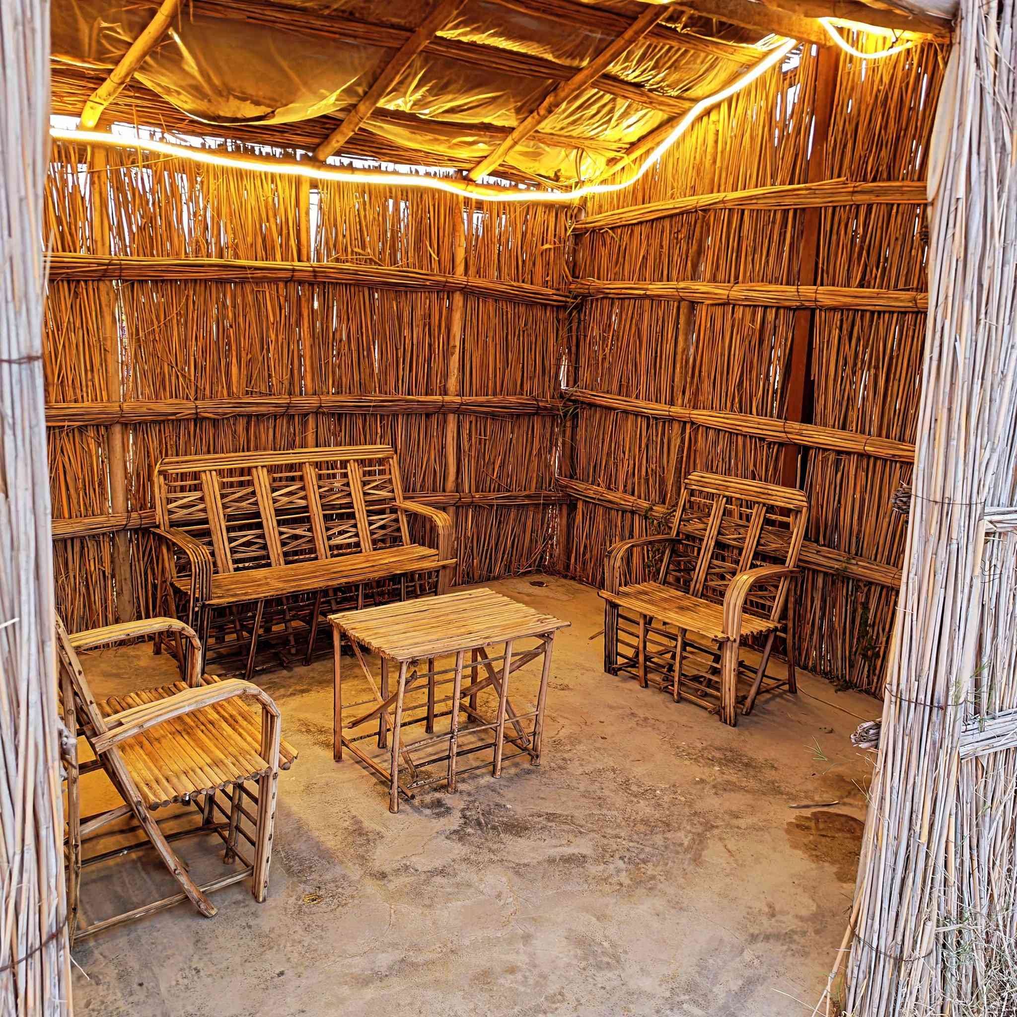 مزرعة مون هاوس يقدملك اجمل موقع واروع إطلالةو احلى الجلسات،
مسبح كبير طول ١٠ في ٤ مياه عذبة 
ومسبح صغير للأطفال 
شويات متوفره للسمك🐟 و الكباب والتكه
وتنور الطين المميز 
صاله كبيره🪑🪞🛋️ مجهزة بشاشة 
ملعب كرة طائرة كامل 
العاب للأطفال تتضمن مراجيح مزدوجة وفردية 
وزحليكة وفرار ولعبة الميزان
وفيشة للكبار والصغار 
وغرفةنوم مزدوجة 🛏🛌 
وغرفة نوم ٢ اسرة 
مع وجود فرش إضافية 
مطبخ مجهز من جميع المستلزمات 🥘✅ 
حمام متكامل عدد ١ 🚿🛁✅
جلسة خارجية عربية تراثية ✅
انترنيت ✅
كهرباء٢٤ساعه بدون انقطاع✅
كراج للسيارات 🚙🚗✅
كون مميز انت وعائلتك وخلي ديرة ورد اختيارك 
مع الهواء الطلق وسط مزارع العنب البساتين🍁🌴
العنوان صلاح الدين قضاء الدجيل 
للحجز والاستفسار الاتصال على الرقم 
*********** 
*********** 
المزرعة موثقة على تطبيق اجرلي 
مون هاوس _احلی_عالم
