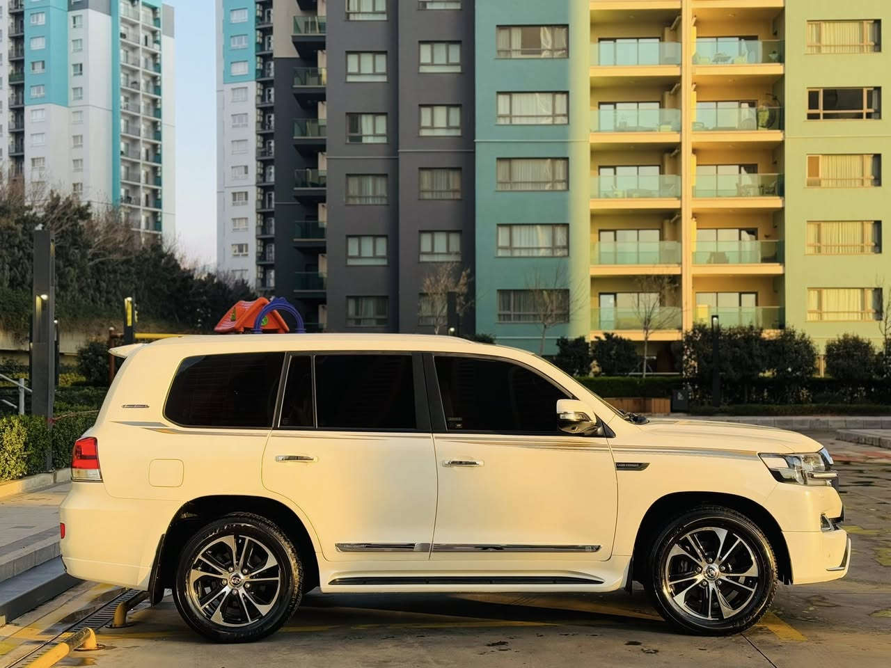 تقبل الله صيامكم و قيامكم صوما مقبولا وافطارا شهيا
تویوتا لاندکروز 2018 GXR فوول مواصفات شرکە ساس 
فولل فول مواصفات وایت ئیدیشن 
مسافە المقطوعە : ١١٥ الف کم حقیقی بشرط 
محرك ٨ سلندر ٤٧٠٠ کل غراض بلادی موجودە 🔷
‎سیارە حیل جدیدە و احلی من الصور كلش جديده .. 🔷

السعر / ٤٨٥ و بیها مجال کلش بصیط جوە السوق
مکان / السلیمانیە مرکز المدینە 
موبایل / ***********

🔷سیارە مکفولە کفالە عامە من کلشی بشرط بدون صبوغ بدون تبديل بدون بارد حتی بدون مکان حسو بدون حالوب کلشی بشرط حیل حلوە و جدیدە ماشالله 
محرك و الگیر بشرط شهر مامفتوح و ماملعوب بیە بشرط بدون صوت او تبخیر او ای خلل جاهزە میە بل میە 🙏🏻

مواصفات GXR فوول شرکە ساس وایت ئیدیشن 🔷
( فتحە ،، بصمە  ،، ایرباک بردە ،، وایرلیس جارج ،، ٤ كاميرا ،، تشغیل عن بعد ،، کشنات جلد ،، طفايه ،، ثلاجە ،، کشنین کهربائی کشن سایق ٣ دگم،، نیضام ئیکو ،، لایت حساس تنضیف لایت ،، مرایات شفط و قلاب ،، حساسات امامی و خلفی ،، لایت سودە و لید و زینون بلادی ،، داخل بیجی ،، ستیرن فولیوم و بعد هوایە مواصفات بریم المعروفە ...) 

السياره بيها تراي ونعومه ومتعه بالقيادة جدا رائعه 
 سياره كلش جدیدە و جاهزە میە بل میە من کل نواحی الحمدالله ماتلگا حتی ای نقص بصیط  ....

 4 تایرات بلادی جدیدە دانلوب اصلی ...
سنویە و زنکە و رقم فحص و هزە کلها جدیدە و جاهزە ...
صدر و حدادیە بشرط بلادی جاهزە میە بل میە ...
