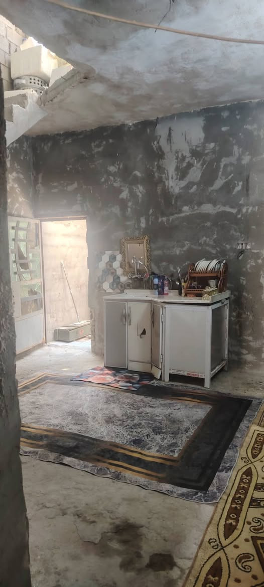 بيت لبيع مقابيل البانزيخانه مال كياره الول فرع بيت مساحته 150مترواجهيه 5السعرالبيت 30وبي مجال وهاذ رقمي *********** البيت القاط الثاني عوزه بس سكف ويكمل القاط الثاني
