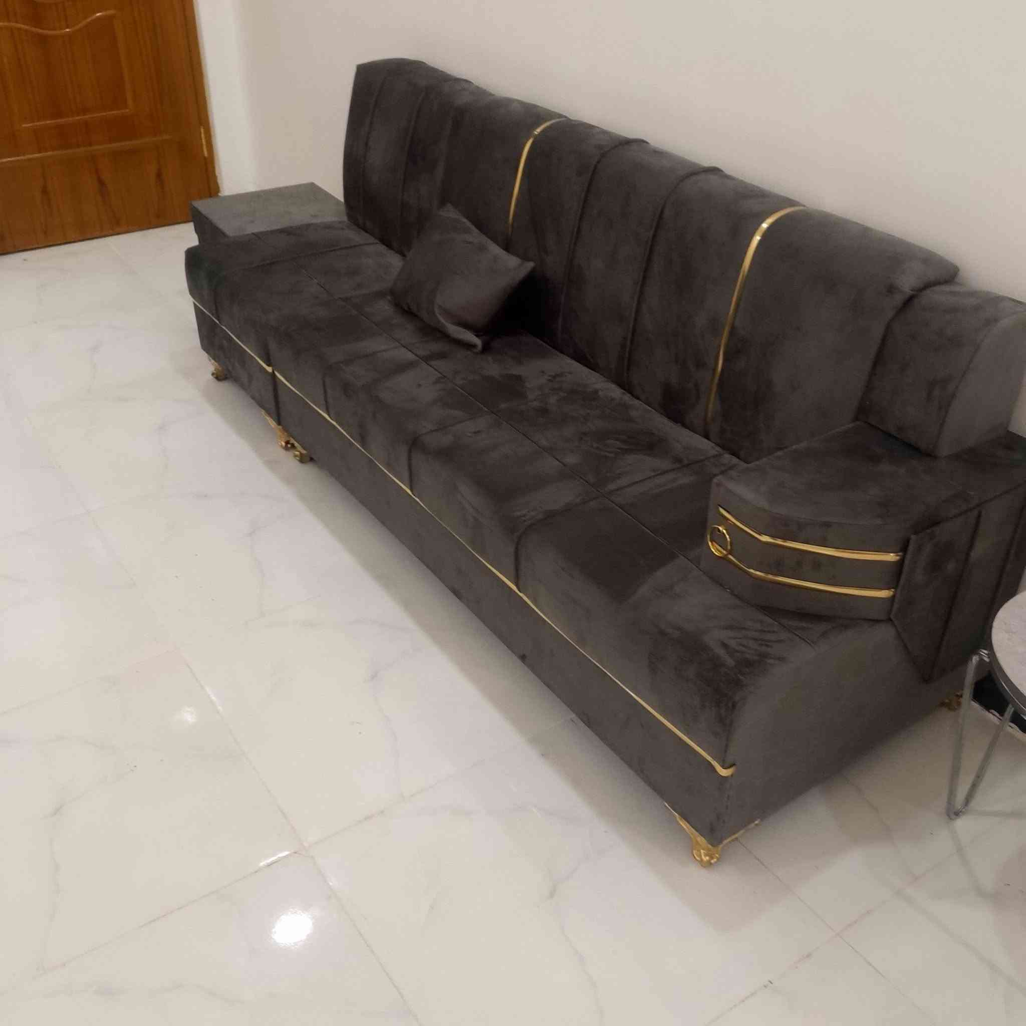 السلام عليكم ديوان عشر مقاعد جديد للبيع السعر 300 كوت حي الحكيم***********
